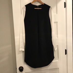 Women’s black and white long sleeve shift dress